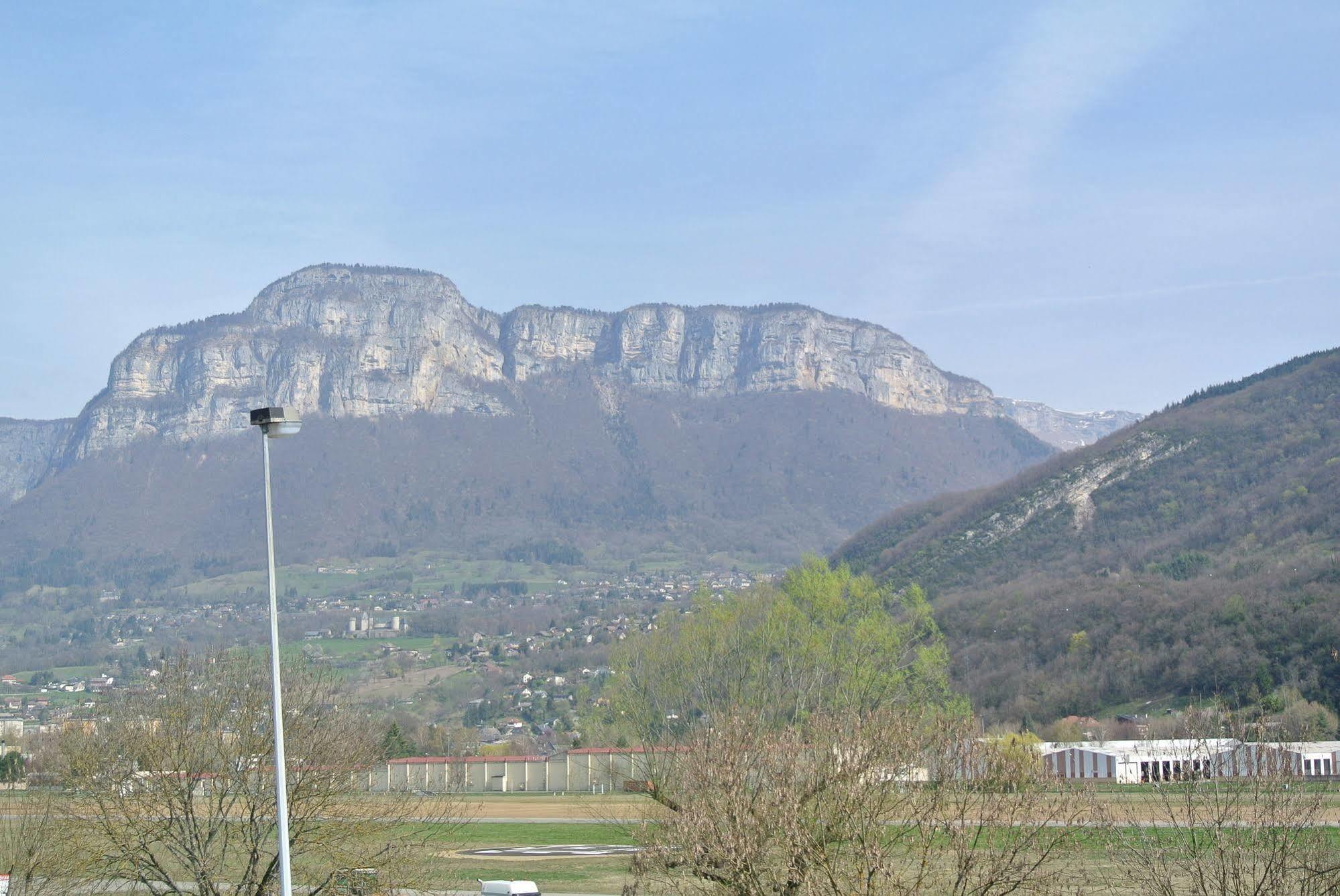 Ibis Budget Chambery Sud Challes Les Eaux Екстериор снимка